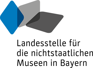 Das Logo der Landesstelle besteht aus drei sich teils überschneidenden Quadraten mit abgerundeten Ecken in den Farben blau, hellgrau und dunkelgrau, darunter der Schriftzug.