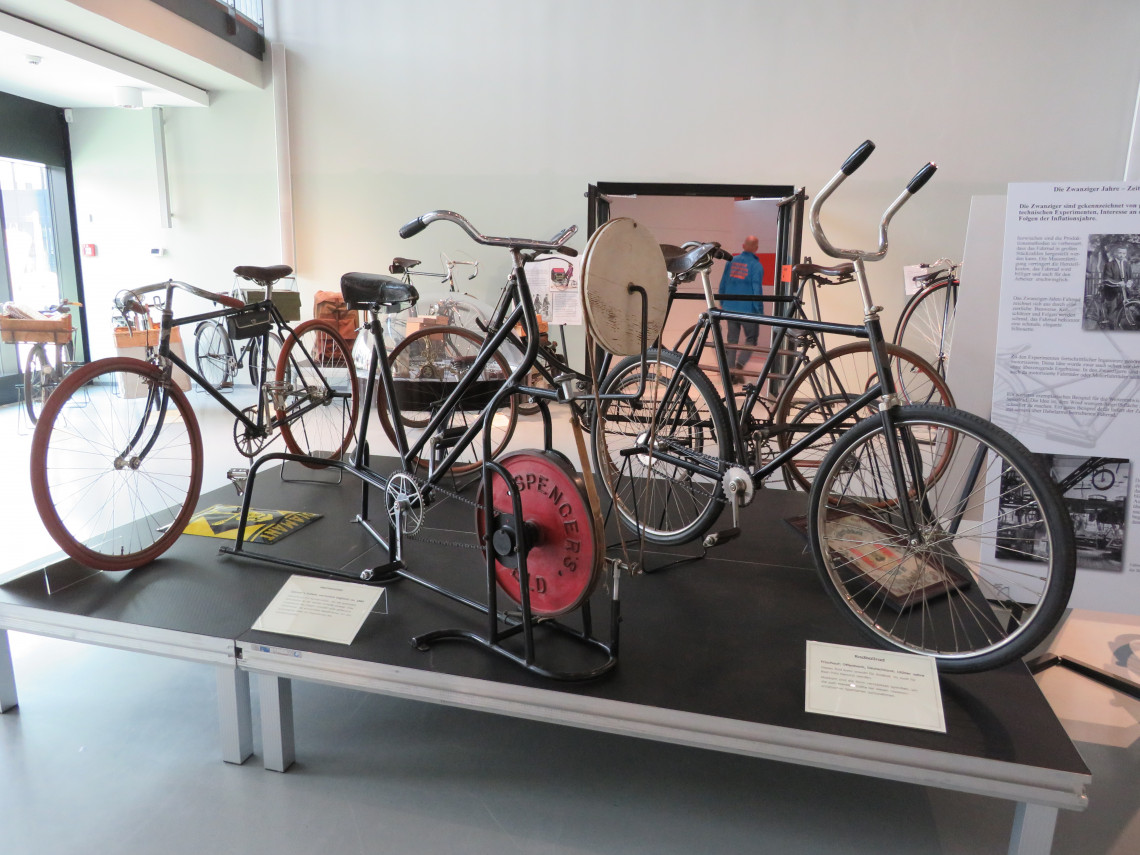 verschieden historische Fahrräder