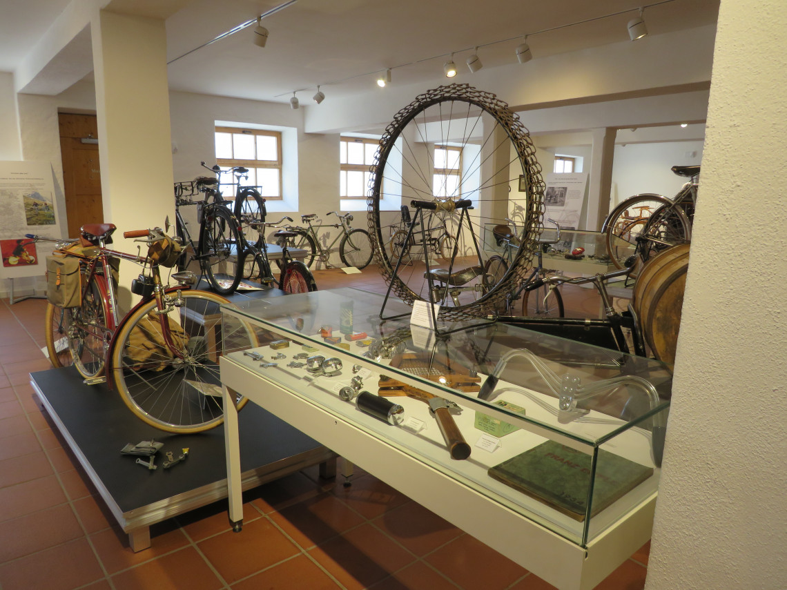 Notbereifung, Reiserad und Vitrine mit Fahrradzubehör