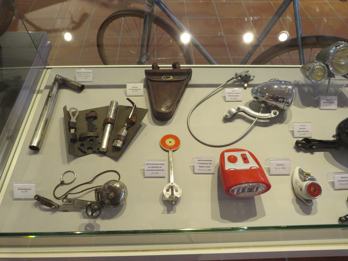 Vitrine mit Fahrradzubehör