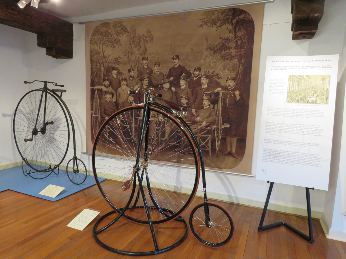 Hochrad von fr&uuml;her und Nachbauhochrad zum aufsteigen